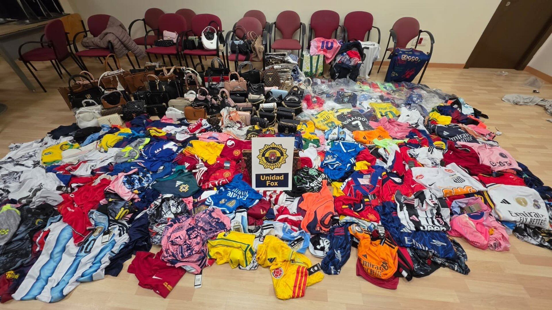 08/04/2026 Artículos falsificados intervenidos por la Policía Local de Alicante en la playa de El Postiguet