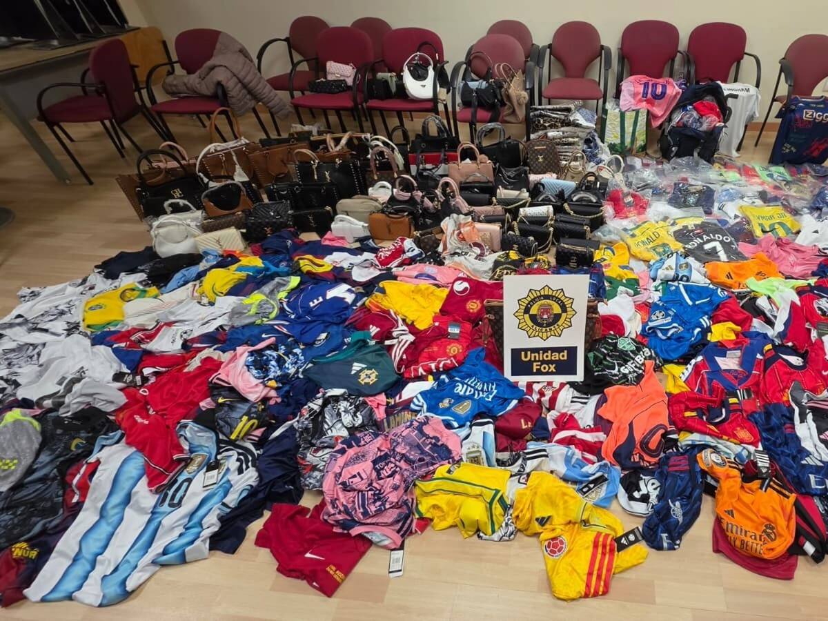 Intervienen 750 artículos falsificados destinados a venta ilegal en la playa del Postiguet de Alicante
