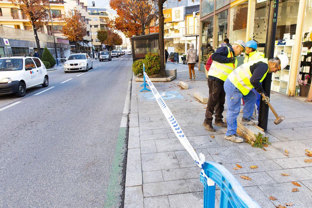 Els operaris del comú d'Andorra la Vella ja van fer obres per ampliar la zona per a vianants al carrer Prat de la Creu.