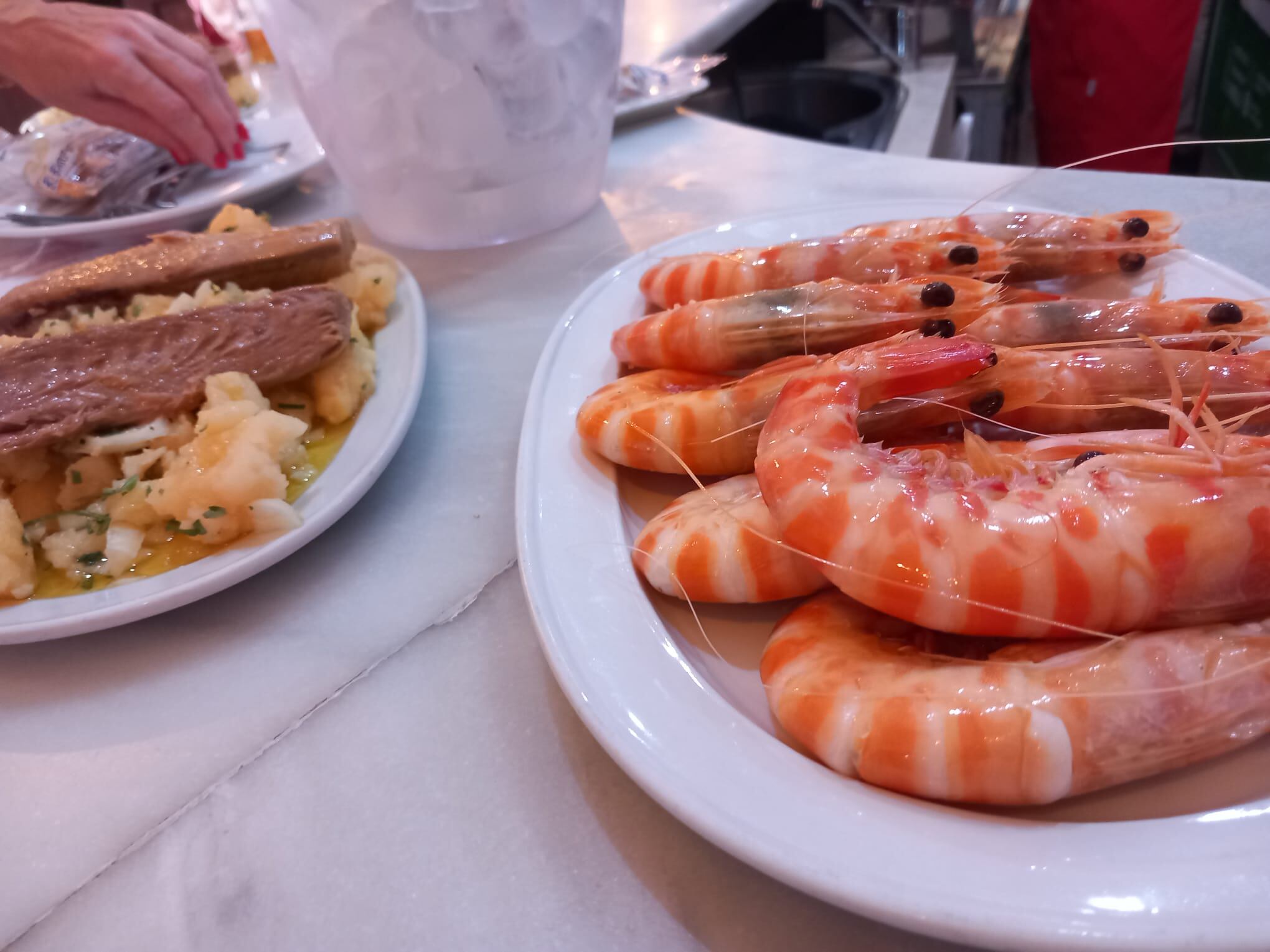 Papas aliñás con melva y langostinos del Barbiana