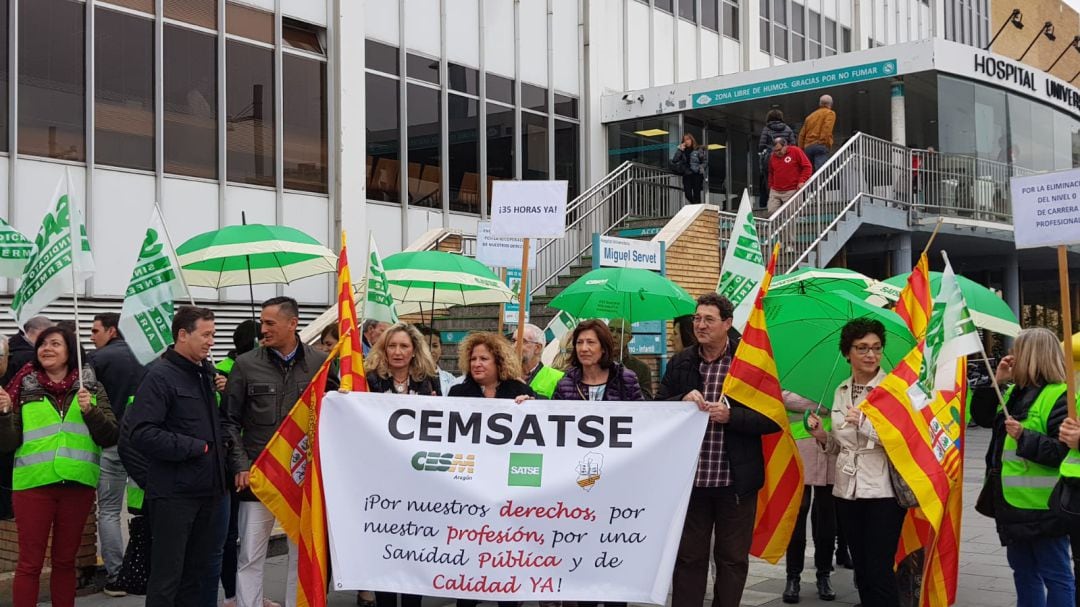 Protesta de médicos y enfermeras ante el Miguel Servet