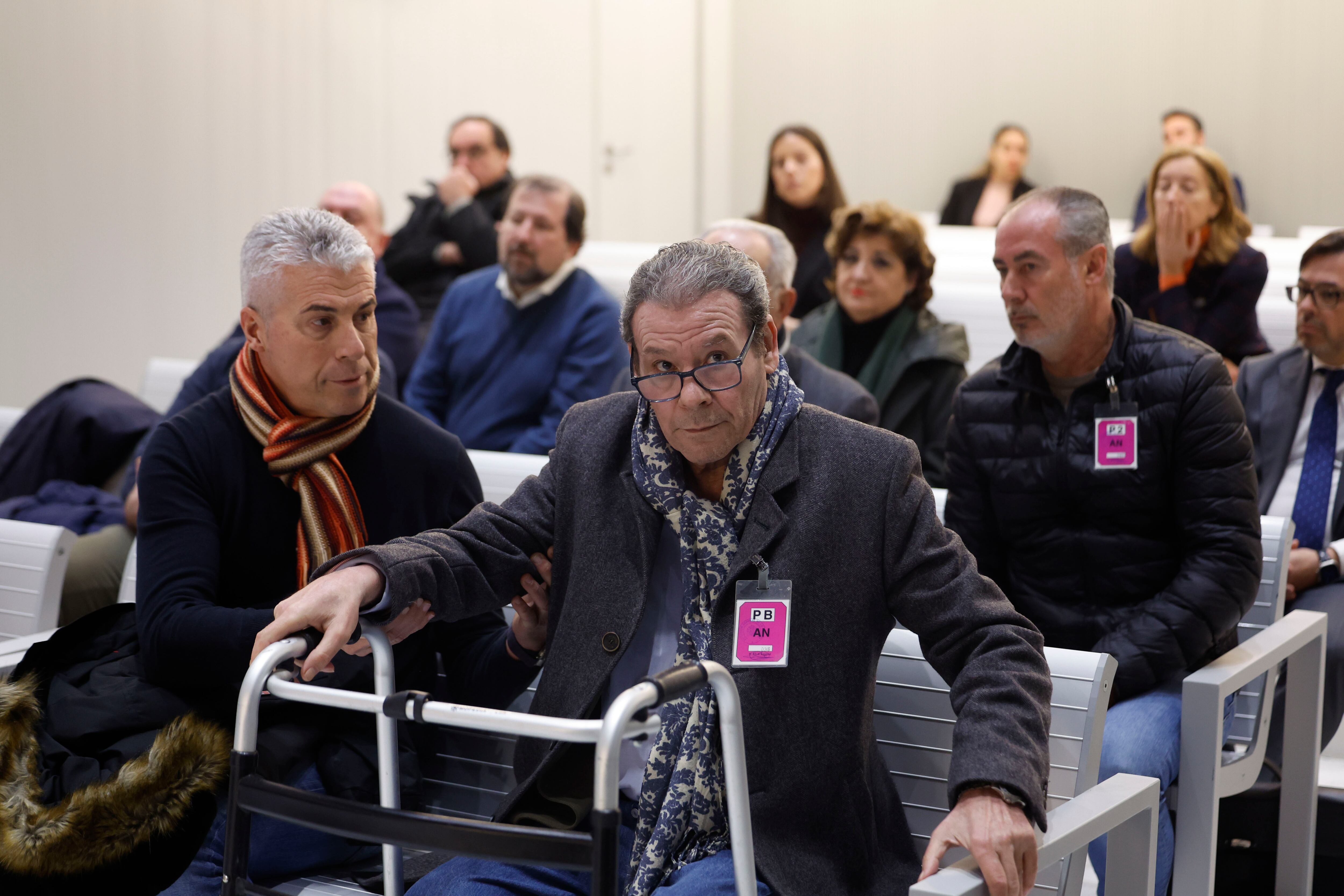 MADRID, 19/01/2026.-  José Miguel Moreno (d), sucesores de Granados al frente del Ayuntamiento de Valdemoro, este lunes en la Audiencia Nacional, en Madrid, donde se ha iniciado el juicio al exconsejero madrileño Francisco Granados, al exsenador David Erguido y a varios exalcaldes de localidades madrileñas por la pieza del caso Púnica centrada en presuntas adjudicaciones irregulares de contratos de fiestas en municipios gobernados por el PP entre 2004 y 2013. EFE/ Javier Lizon Pool