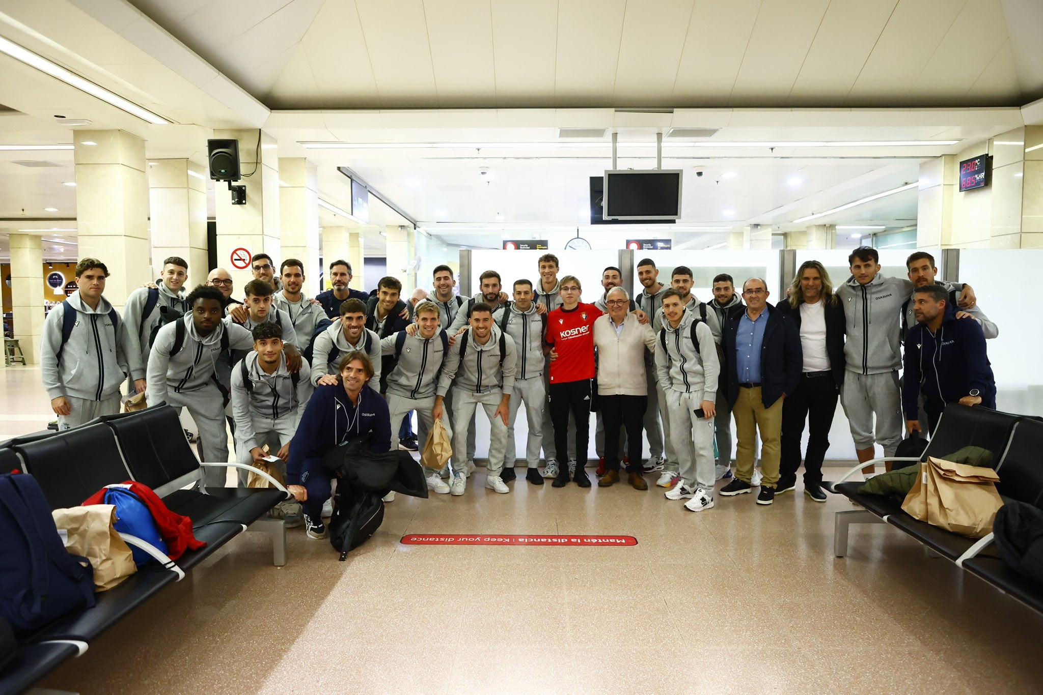 Jakes Gimeno en el centro con la camisa de Osasuna junto a la plantilla