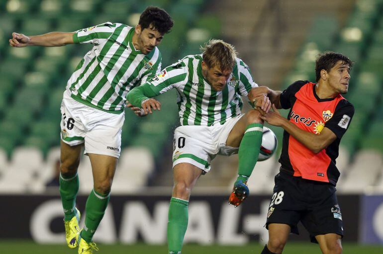 GRA360 SEVILLA, 05/12/2014.- Los jugadores del Betis, José Antonio Caro (i) y el polaco Damien Perquis (c), disputan un balón con el jugador del Almeria, Antonio Marín, durante el encuentro correspondiente a la ida de los dieciseisavos de final de la Copa