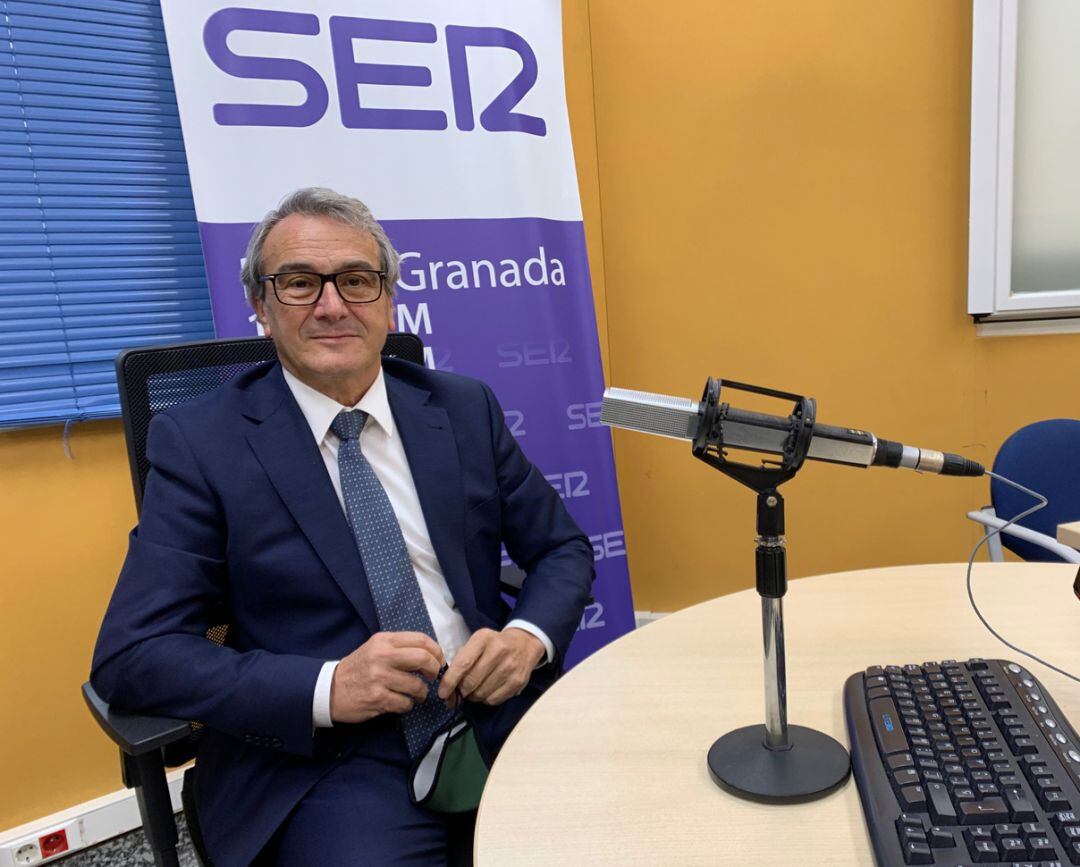 Antonio León, presidente de Caja Rural Granada, en los estudios de Radio Granada