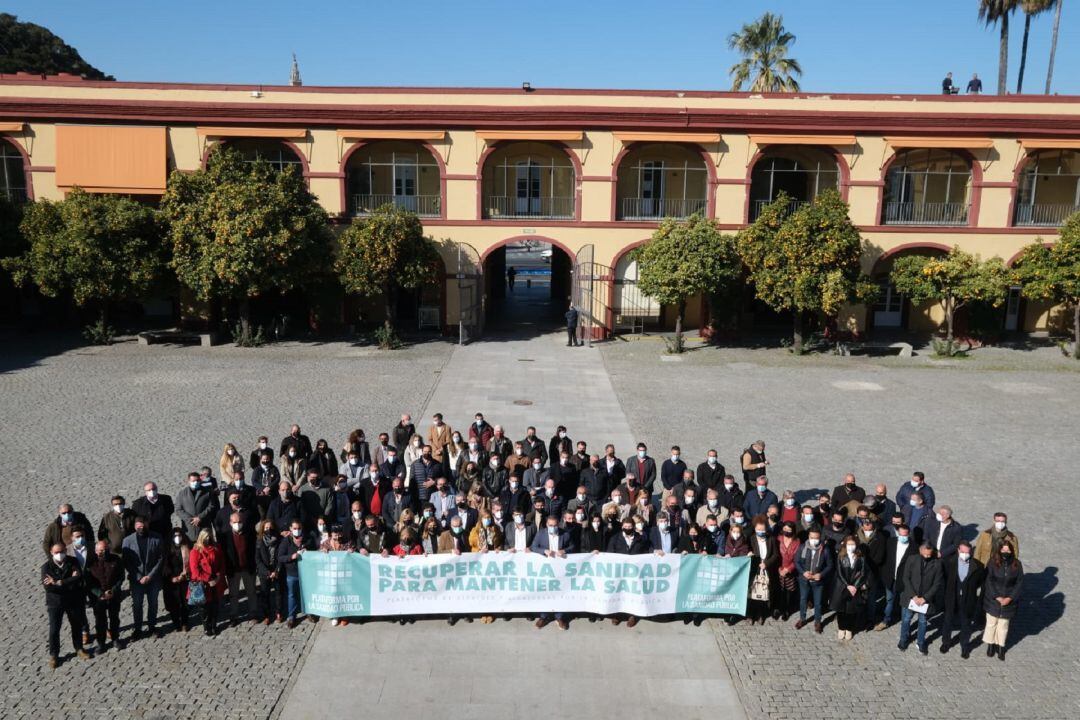 Los 89 alcaldes de la plataforma en el patio de la Diputación de Sevilla.