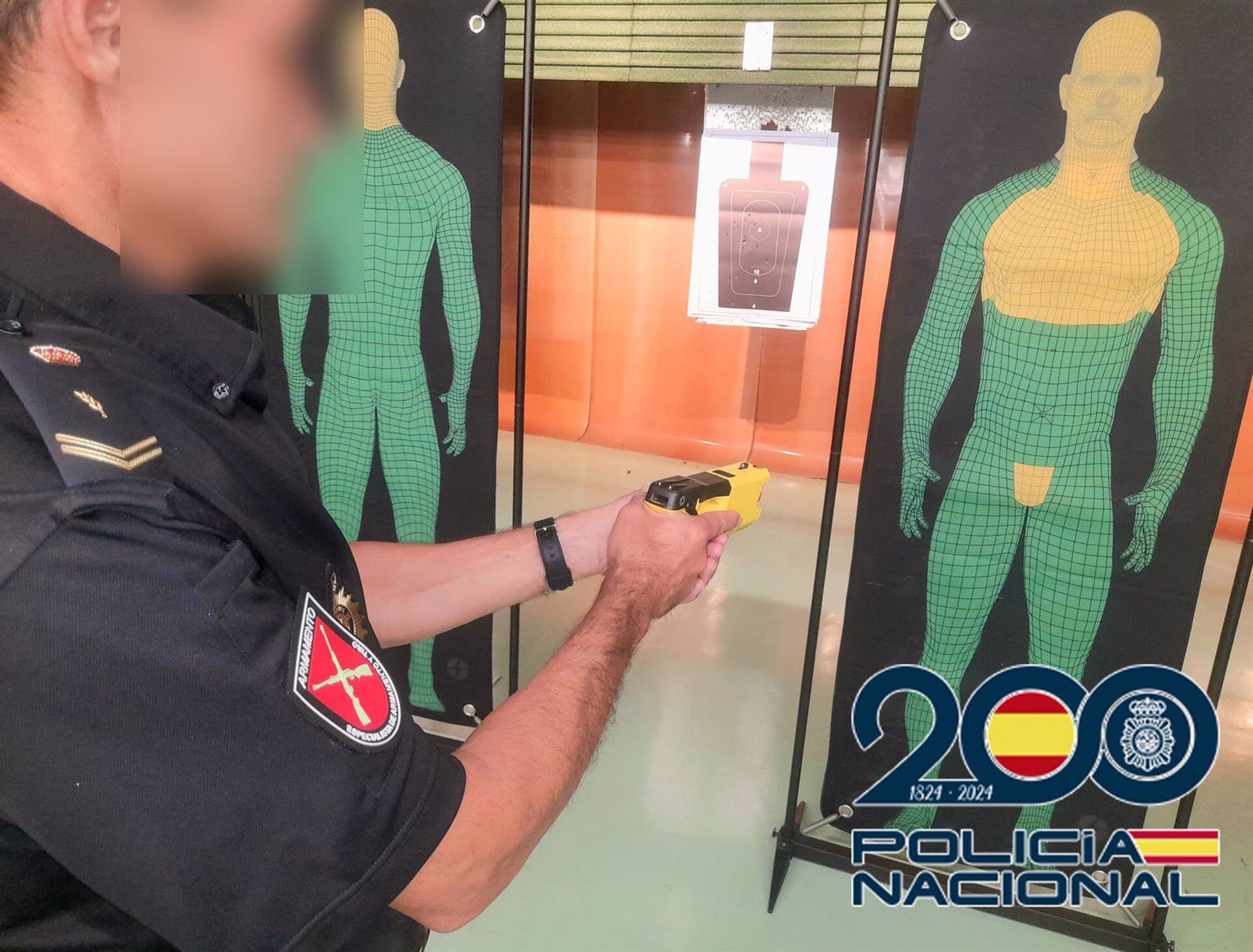 Un agente utilizando una pistola eléctrica tipo taser