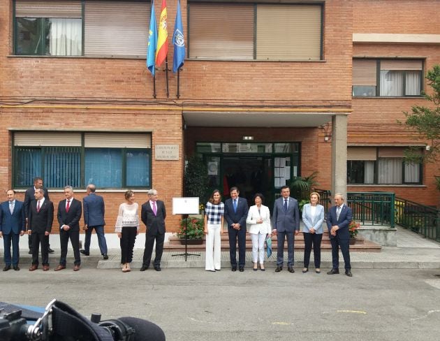 Llegada de la Reina al colegio Baudilio Arce donde fue recibida por el presidente del Principado(a su lado); la Ministra de Educación, Isabel Celáa; la Delegada del Gobierno, Delia Losa; el alcalde de Oviedo, Wenceslao López.