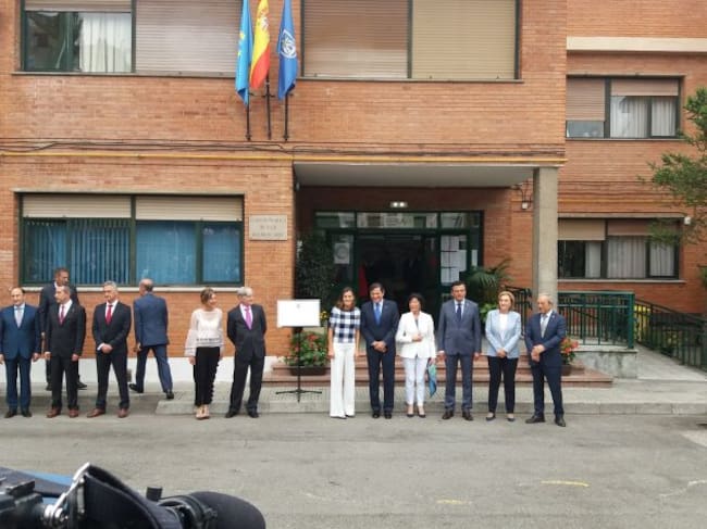 Llegada de la Reina al colegio Baudilio Arce donde fue recibida por el presidente del Principado(a su lado); la Ministra de Educación, Isabel Celáa; la Delegada del Gobierno, Delia Losa; el alcalde de Oviedo, Wenceslao López.
