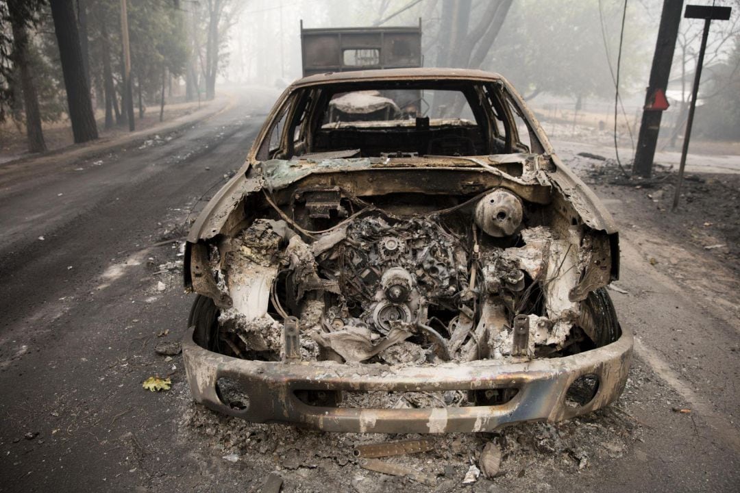 Un coche calcinado en la localidad de Paradise, en California