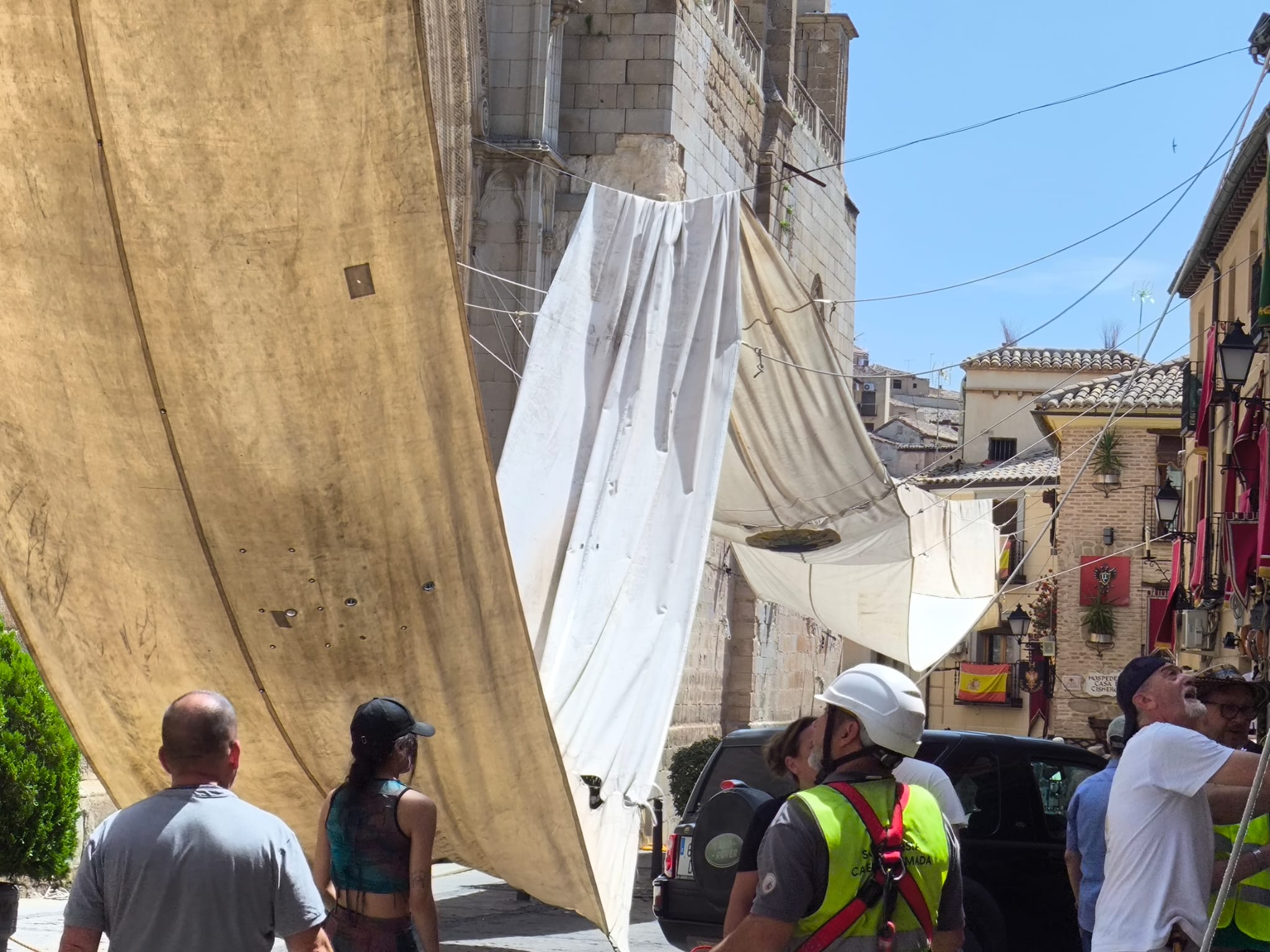 Toldos caídos tras las fuertes rachas de viento registradas en la noche de este lunes