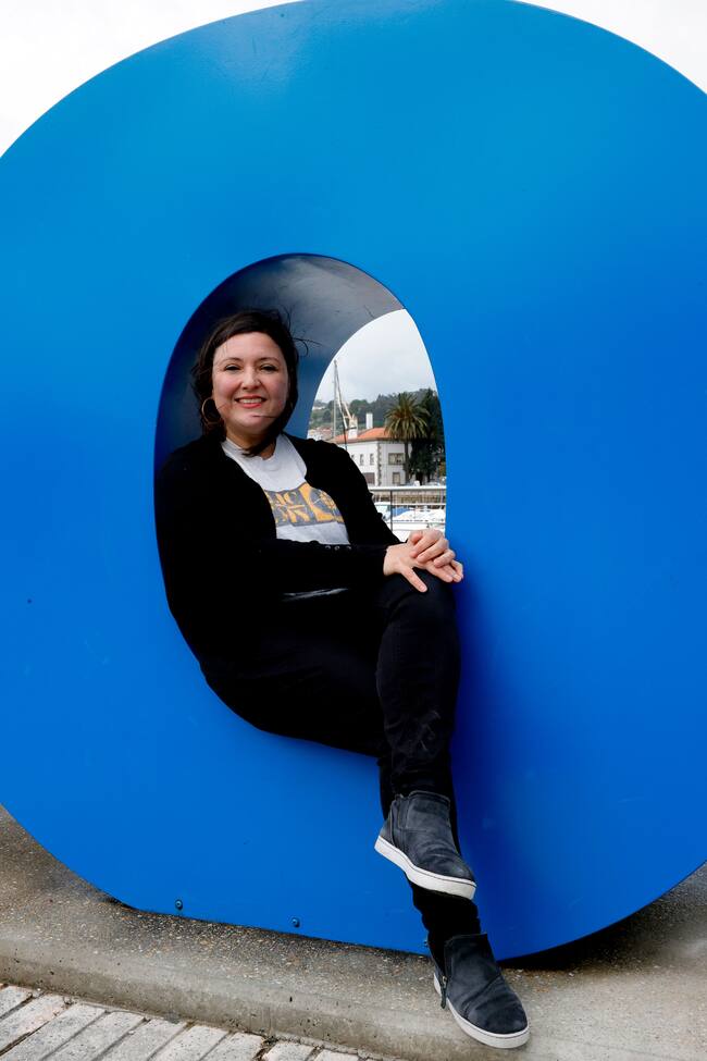 FERROL, 19/04/2023.- La ilustradora Elga Fernández Lamas (Ferrol, 1976) reside en Valencia desde hace casi dos décadas, pero el trabajo sigue teniendo una gran repercusión en su ciudad de origen, a la que regresa por unos días para aparcar su oficio de ilustradora y entregarse al descanso junto a los suyos. EFE/ Kiko Delgado.