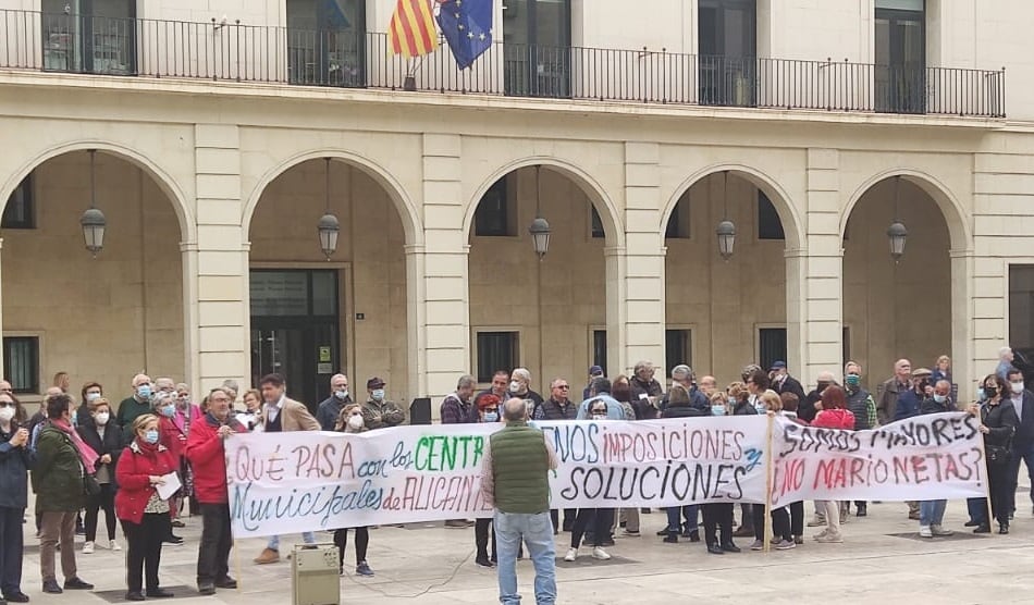 Concentración de los usuarios de los centros de mayores frente al Ayuntamiento de Alicante