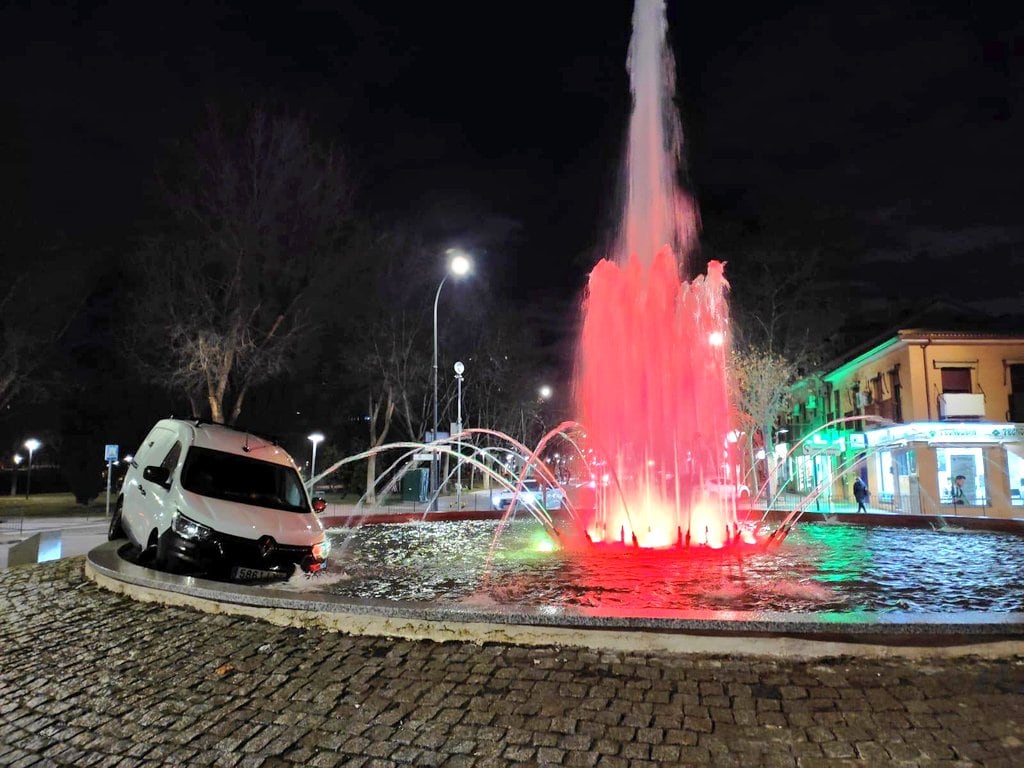 La furgoneta hundida en la fuente del centro de San Martín de la Vega