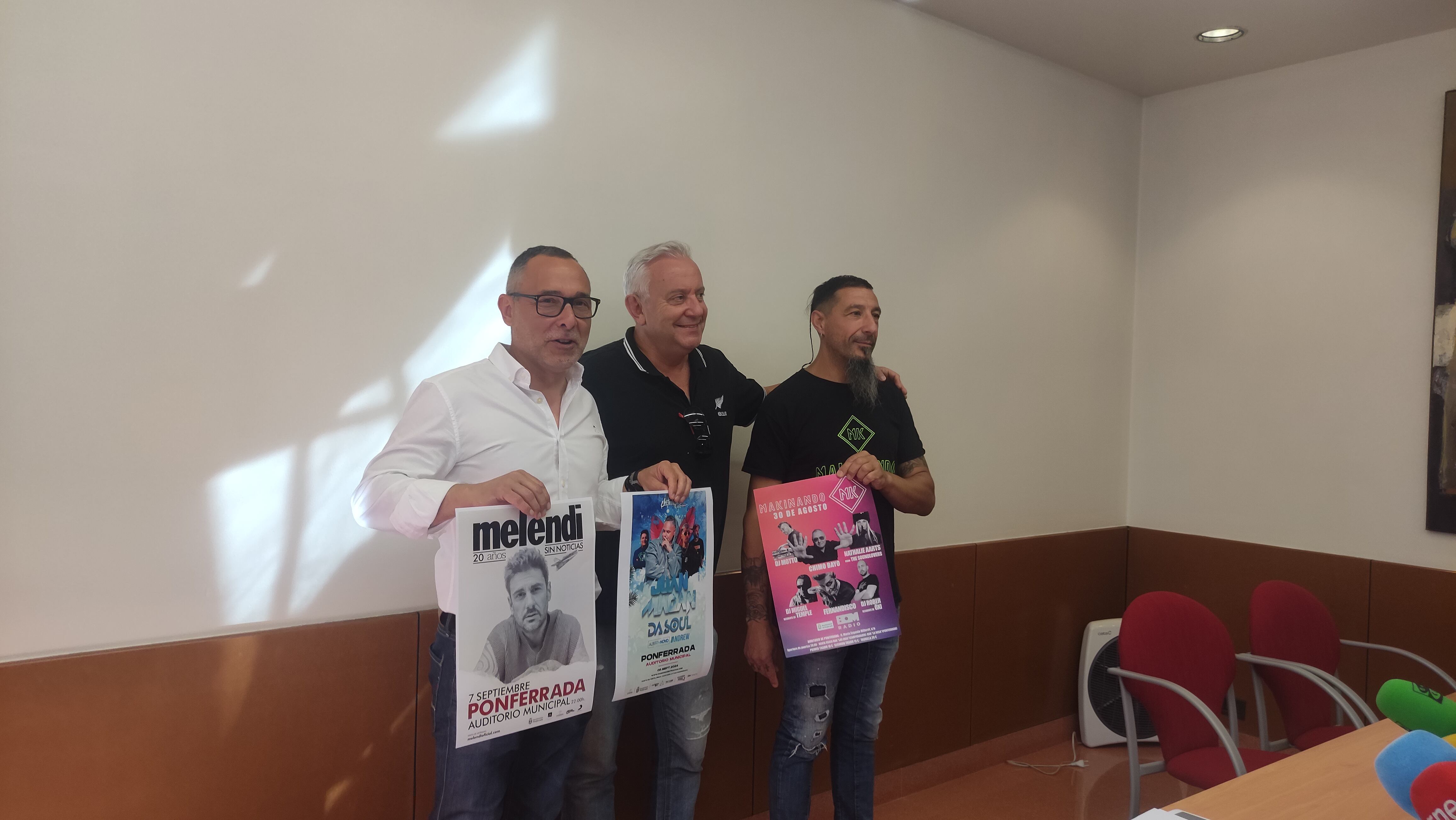 El concejal de Fiestas, Carlos Cortina junto a los promotores de Makinando