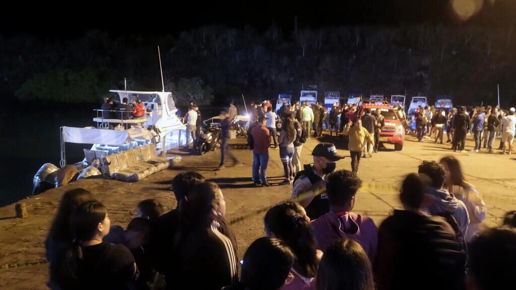 Personas esperan información en el muelle de carga de puerto Ayora en la isla Santa Cruz en el archipiélago de Galapagos, Ecuador. el 26 de Septiembre de 2022,  ante la noticia del naufragio de l embarcación turística