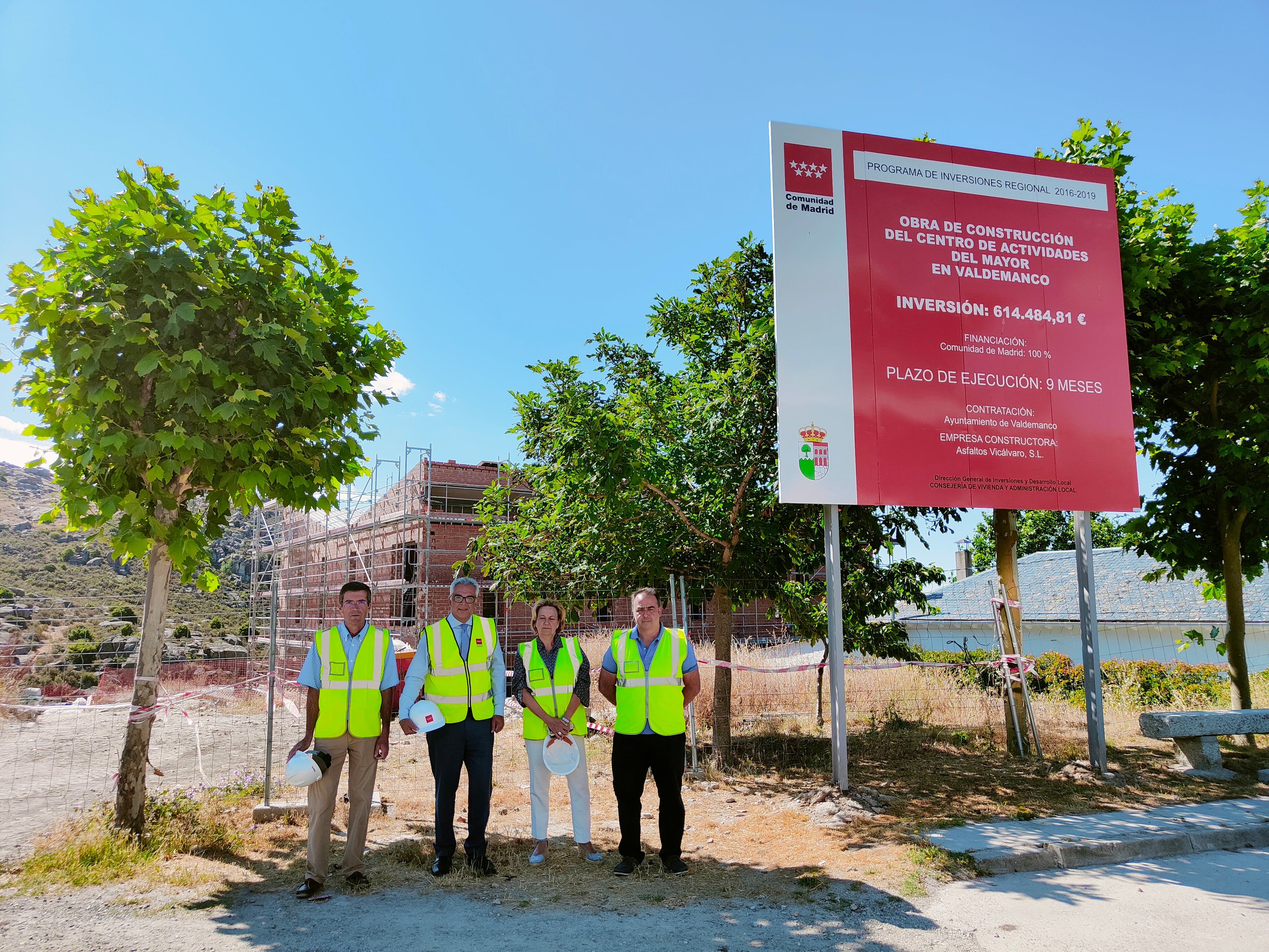 Visita de Carlos Izquierdo al Centro de Mayores de Valdemanco