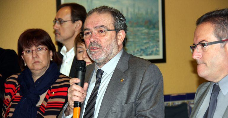 El president de la Diputació de Lleida Joan Reñé, amb els vicepresidents Rosa Perelló i Miquel Padilla, durant el discurs que ha ofert en el tradicional esmorzar de Nadal amb els mitjans de comunicació