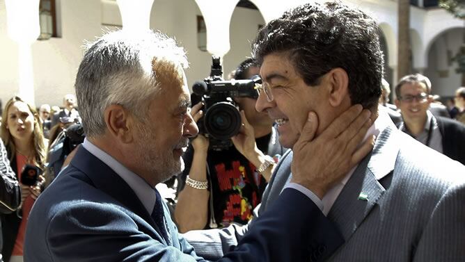 El presidente andaluz en funciones, José Antonio Griñán, y el coordinador de IULV-CA, Diego Valderas