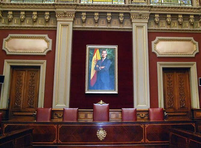 Salón de plenos del Ayuntamiento de Santa Cruz de Tenerife, presidido por la imagen del Rey Felipe VI