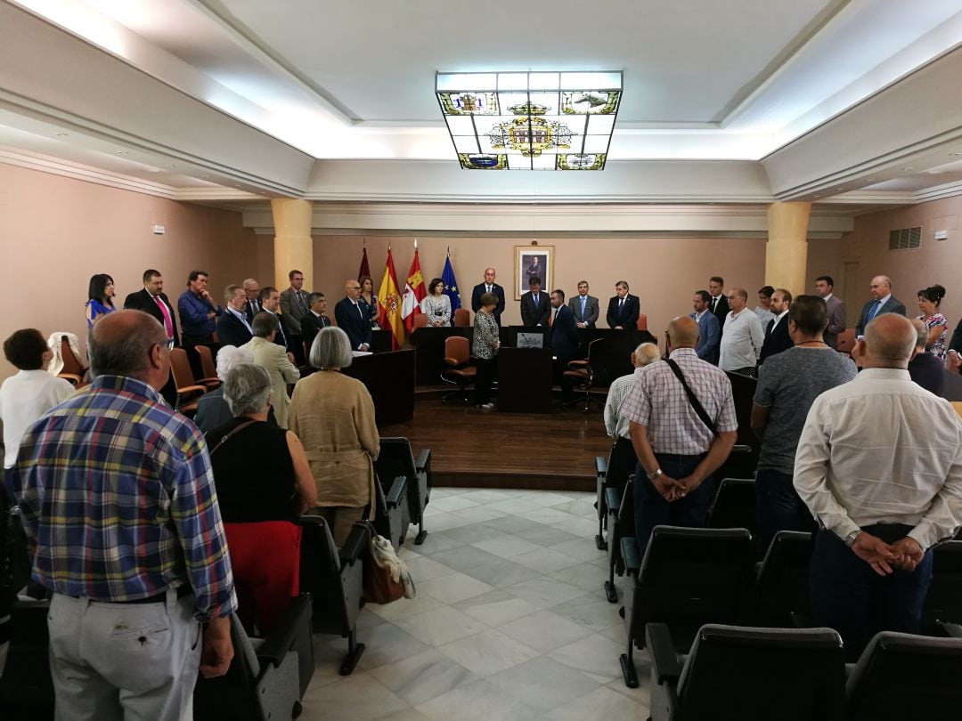 El pleno comenzó con un minuto de silencio en recuerdo de las recientes víctimas de la violencia de género