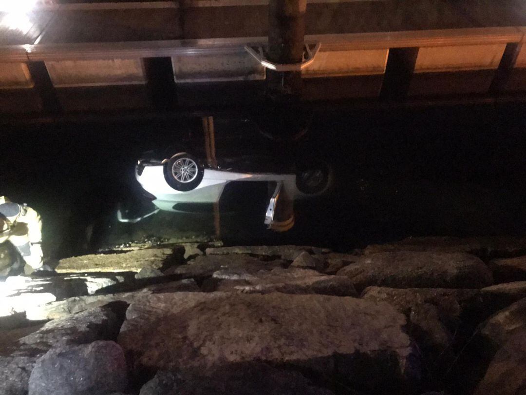 Estado en el que quedó el vehículo simiestrado tras caer al mar en el muelle de Bouzas