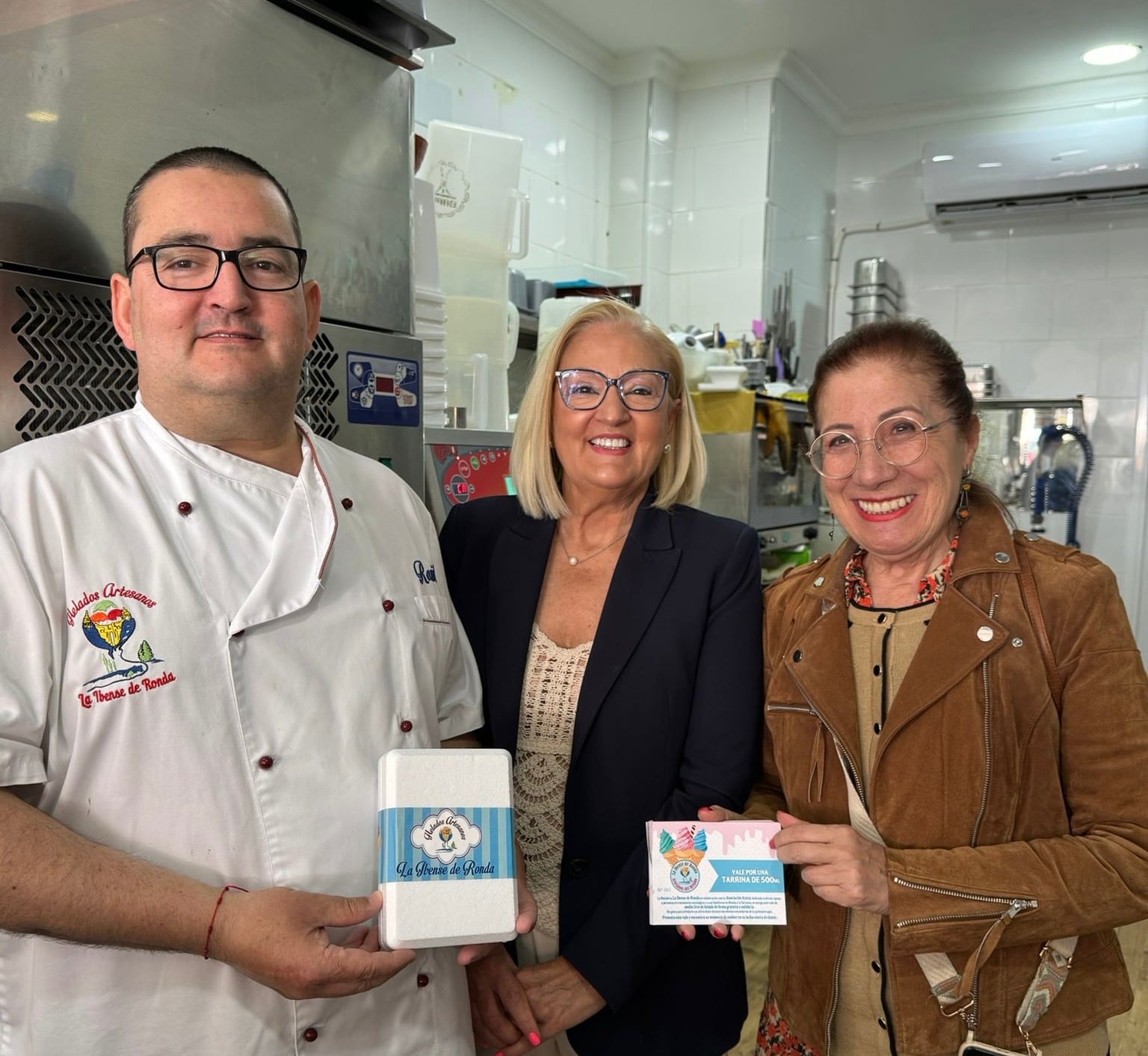 Los responsables de la heladería rondeña, Raúl Rico y Lola Reche, junto a la presidenta de Ayuca, Carmen Torres