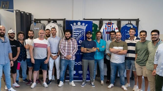 Esteban Olid, consejero del Xerez CD, junto a una representación de las peñas del XCD y de la nueva APX 1947