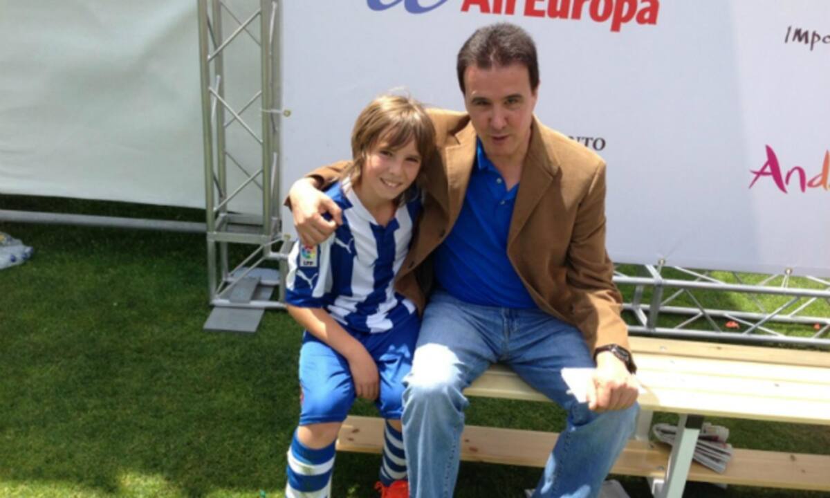 El director de 'El Larguero' posa con uno de los niños que están disputando el torneo alevín en Granada