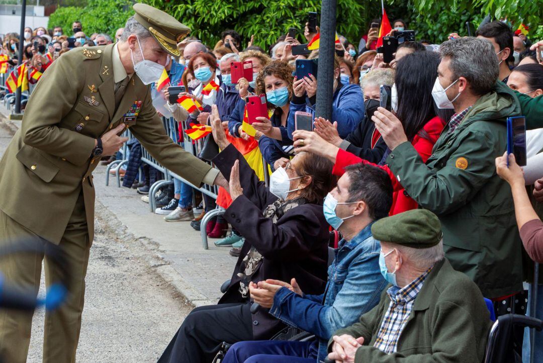 El rey Felipe VI (i) visita, este martes, el puesto de la Guardia Civil en Valencia de Alcántara, una localidad situada junto a la frontera con Portugal.