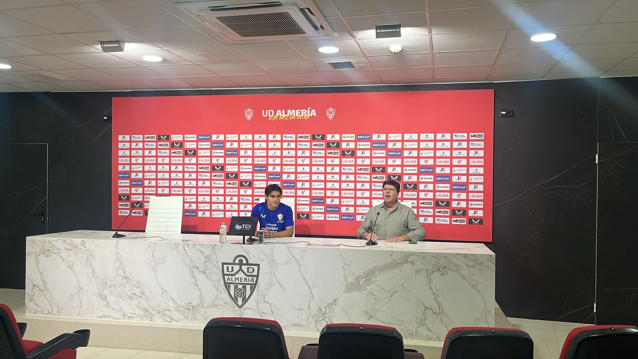 Luka Romero y Juanjo Moreno en la sala de prensa del Power Horse.