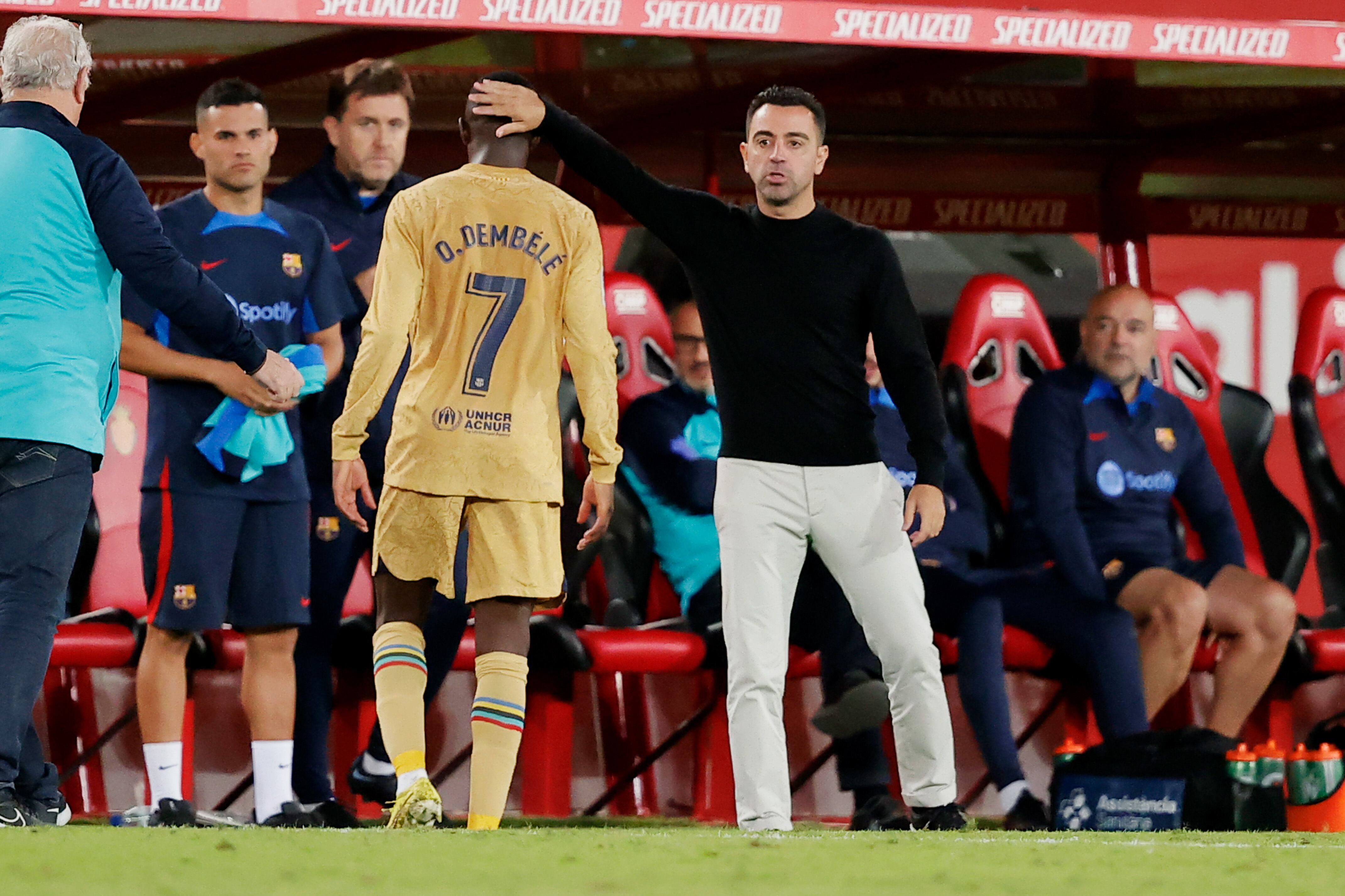 Xavi Hernández y Ousmane Dembélé en el terreno de juego.