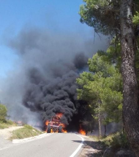 Imagen del tractor que ha provocado el incendio en el Montmell (Tarragona)