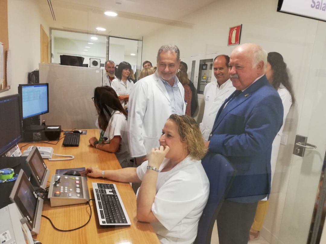 El consejero de Salud, Jesús Aguirre, durante su visita el Hospital de Jerez