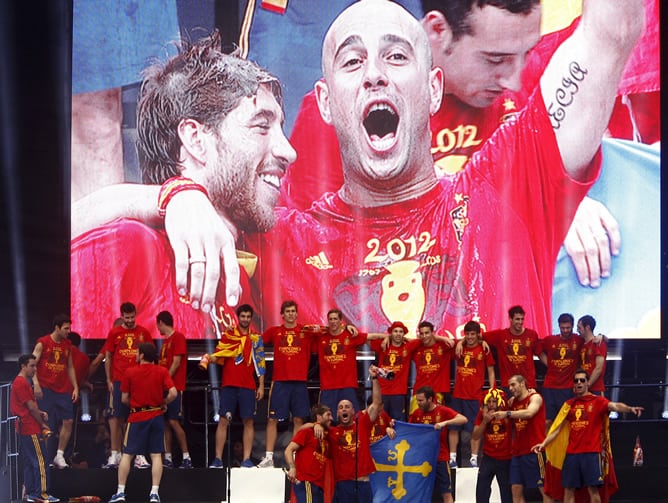 Los jugadores de la selección española ofrecieron un show final en un escenario para agradecer el apoyo a los aficionados