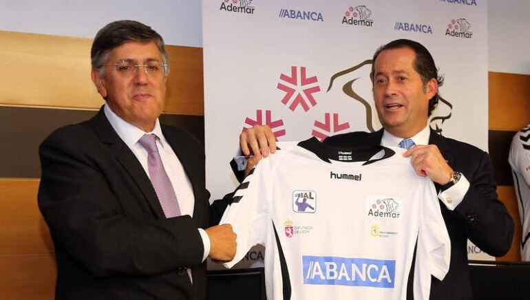 Cayetano Franco, presidente del Ademar, y Juan Carlos Escolet, presidente de ABANCA, durante la presentación de un acuerdo