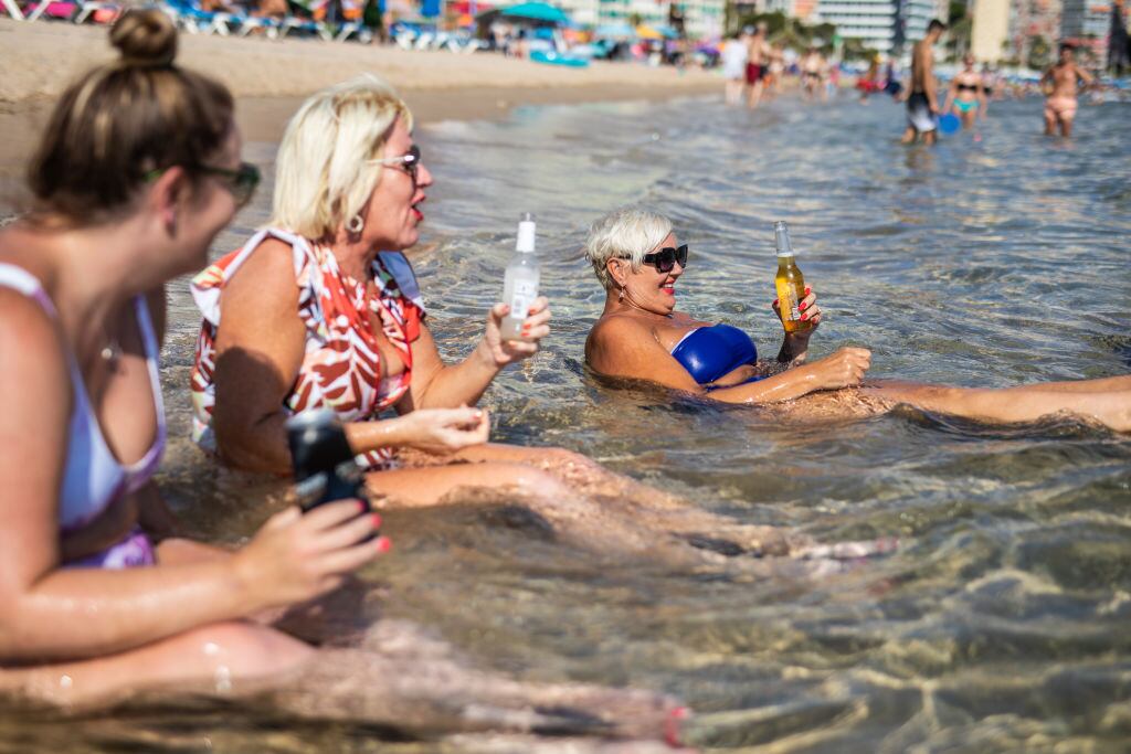 Turistas inglesas en la playa de Benidorm (Alicante)