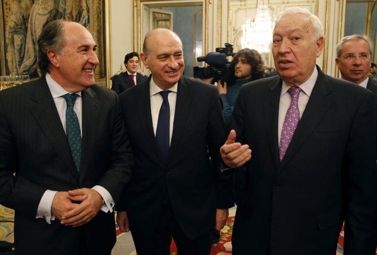 José Manuel García Margallo, junto al Ministro del Interior, Jorge Fernández Díaz, y el alcalde de Algeciras, José Ignacio Landaluce.