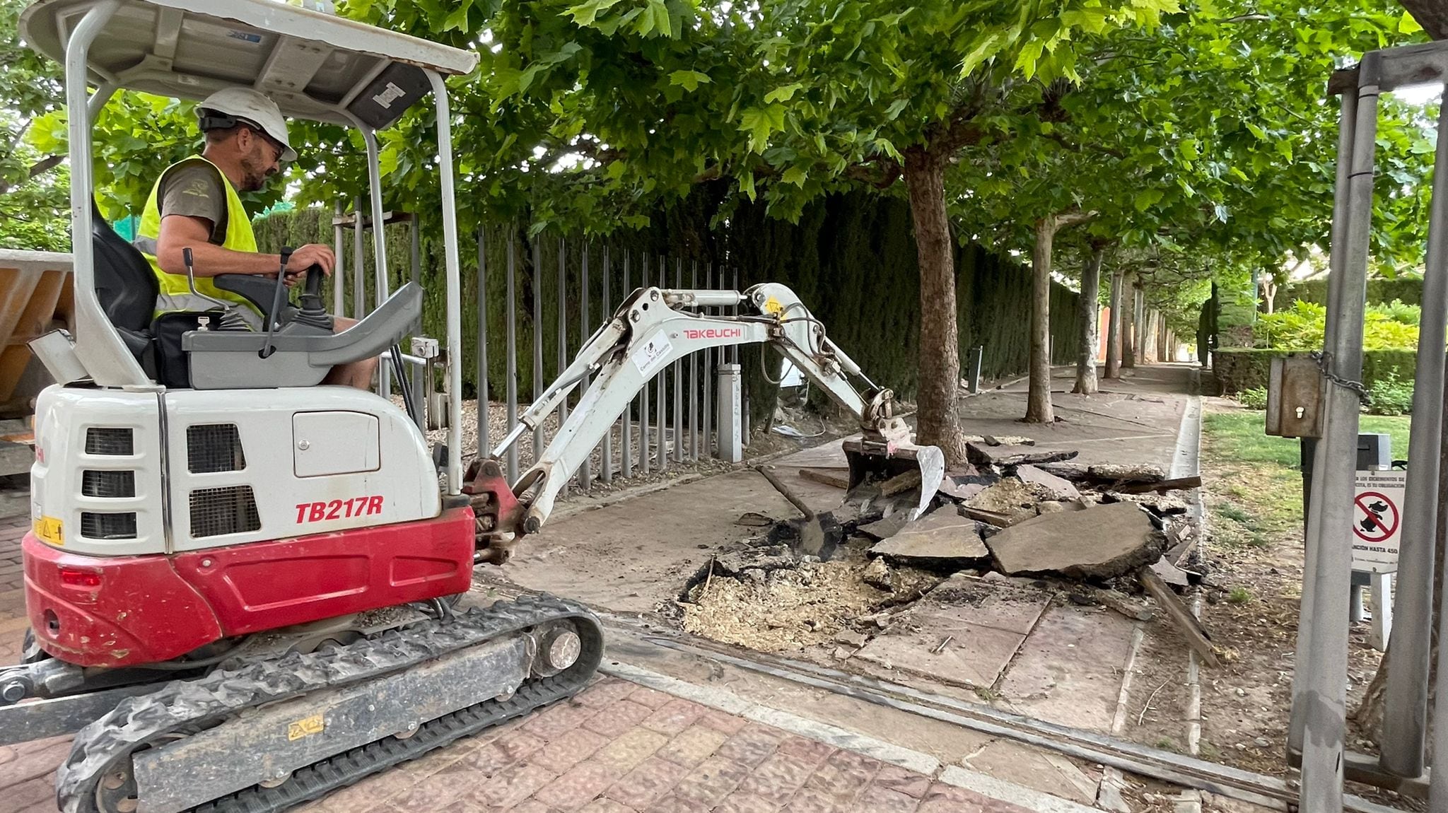 Un operador utiliza una grúa pequeña para realizar obras en el Parque del Bulevar de la capital jiennense