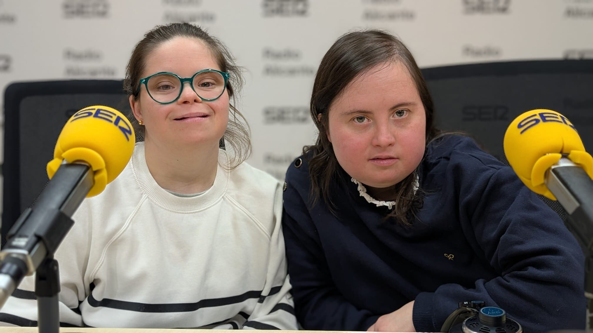 Bárbara Quinares y Marta Francés, de Down Alicante, en los estudios de Radio Alicante