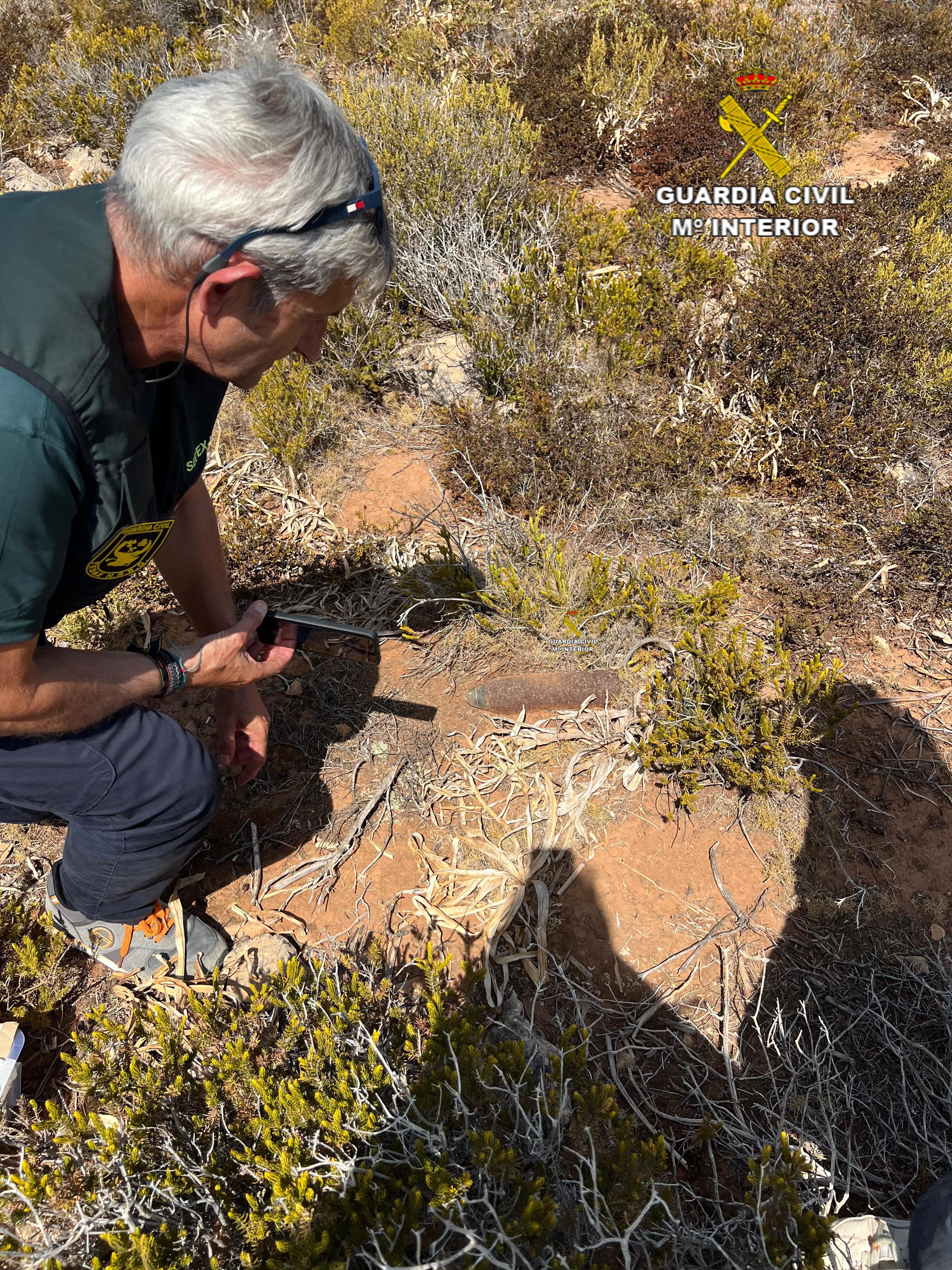 Els TEDAX van fer explotar aquest projectil que van trobar a Cala Pudent.