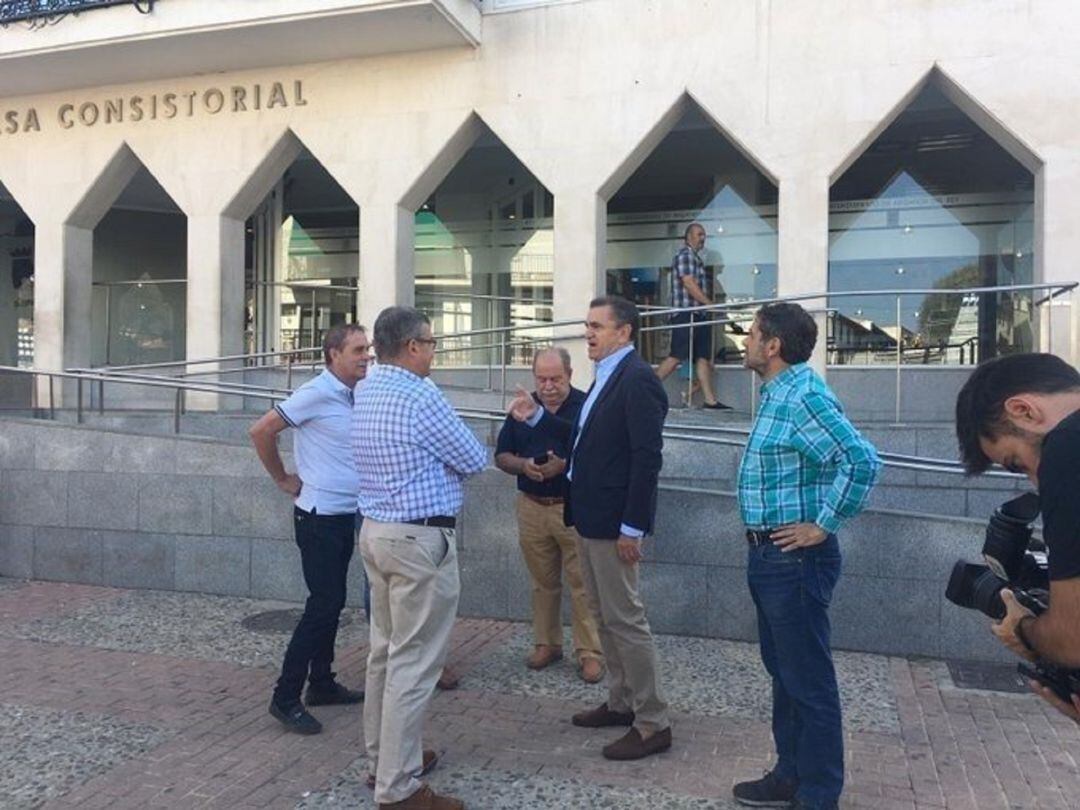 Durante su visita a Arganda del Rey, el secretario del PSOE se ha reunido con el alcalde de esta localidad, Guillermo Hita