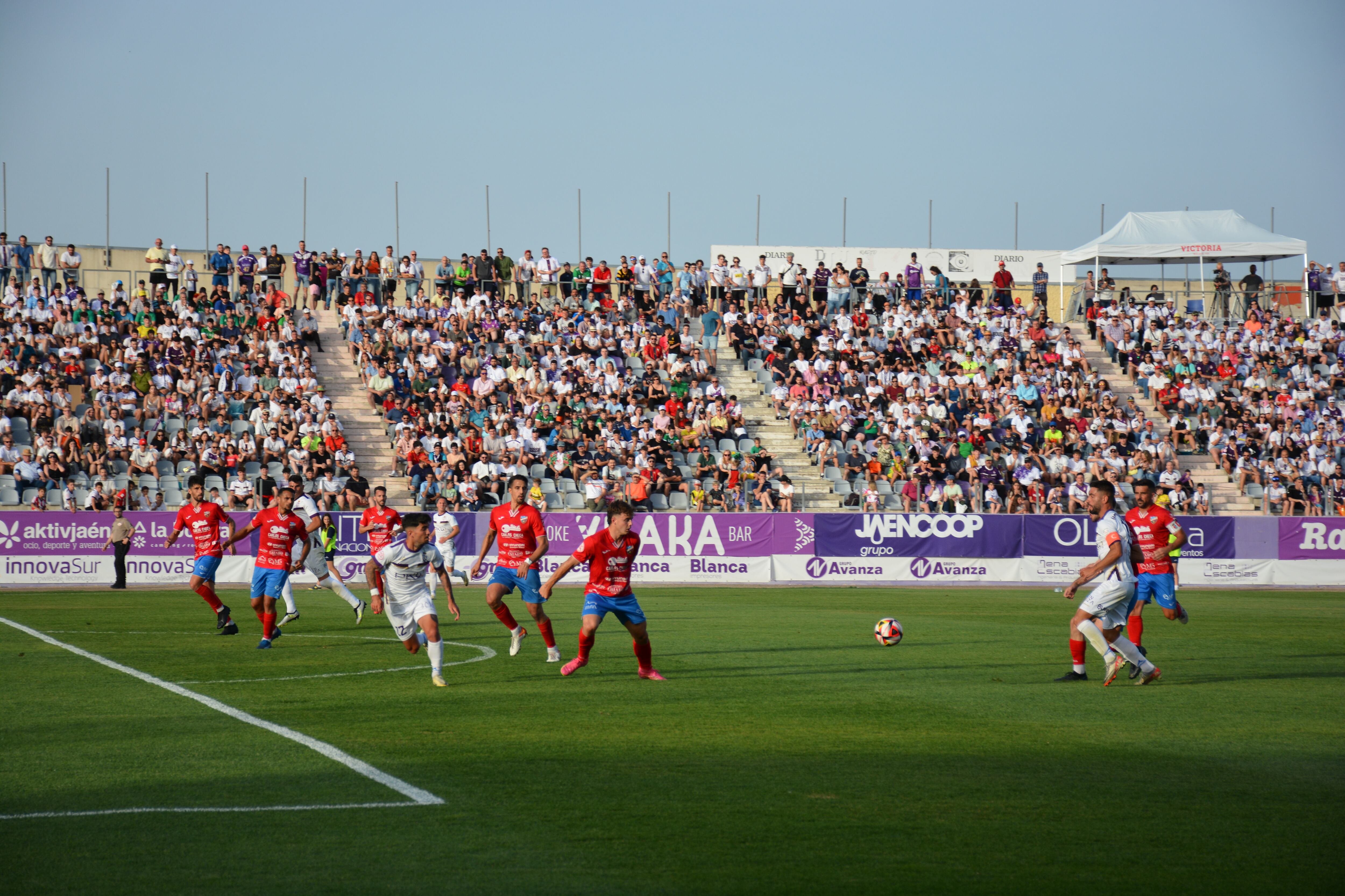 Jugada de ataque del Real Jaén en el partido frente a la UD Torre del Mar.