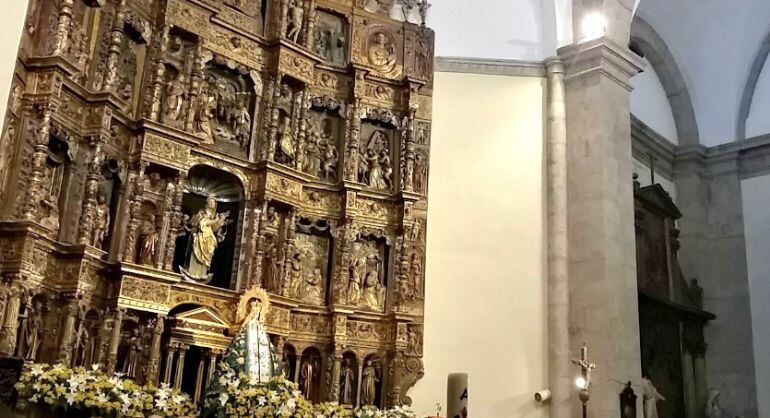 Imagen de Riánsares presidiendo el altar mayor