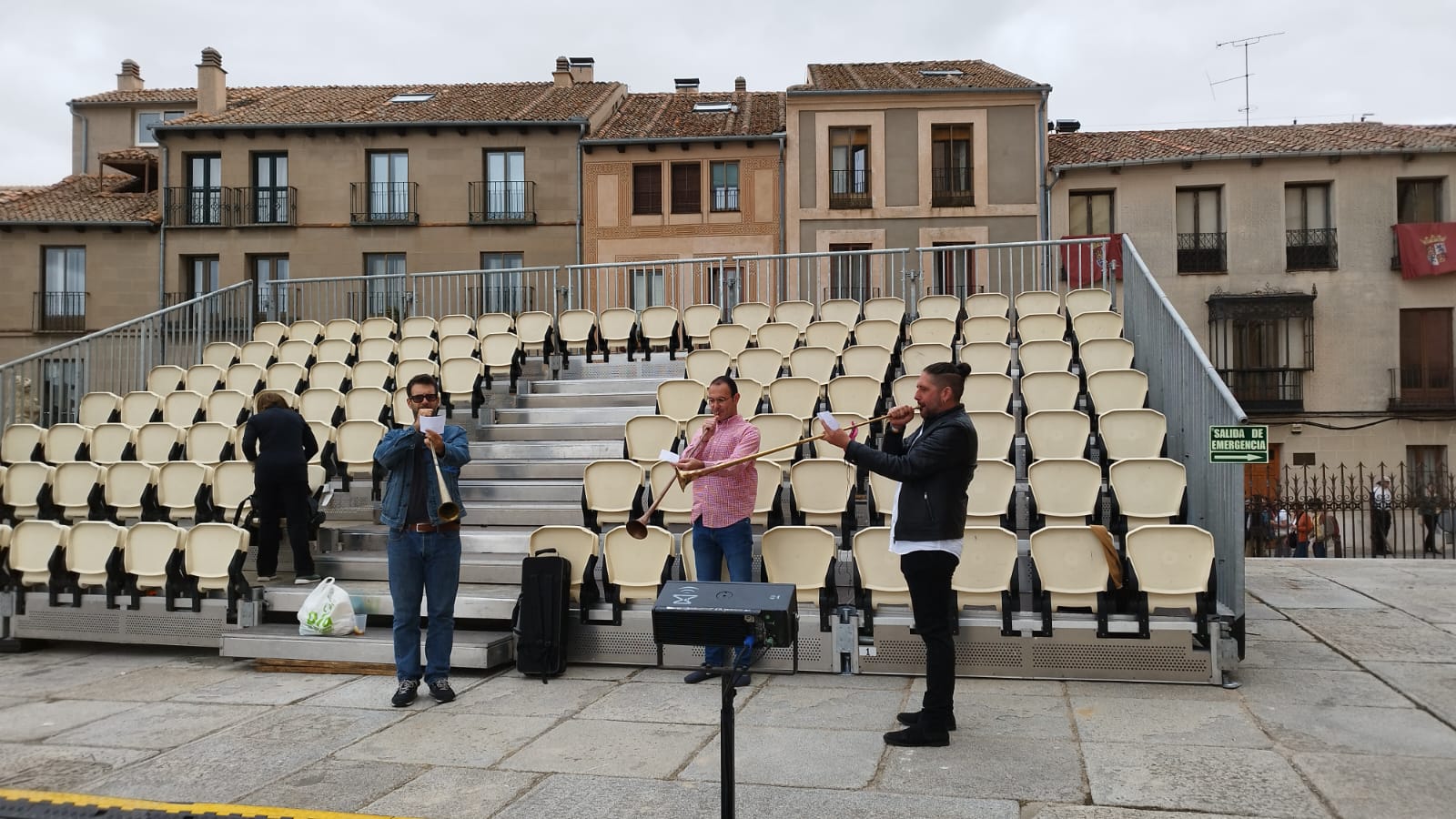 Los músicos ensayan para el acto en el enlosado de la Catedral de Segovia