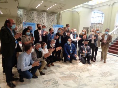 Parte de la ejecutiva se hace la &#039;foto de familia&#039; al alcanar el congreso con otros cargos del partido y el presidente saliente