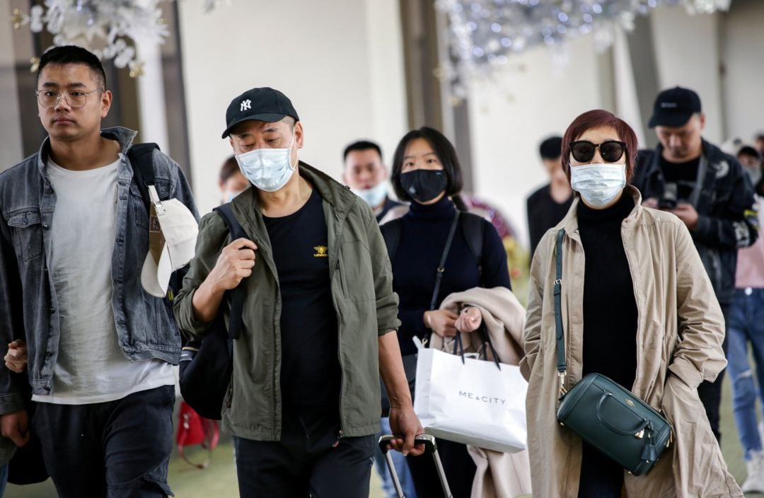 Pasajeros de Guanzhou con máscaras en un aeropuerto de Filipinas. 