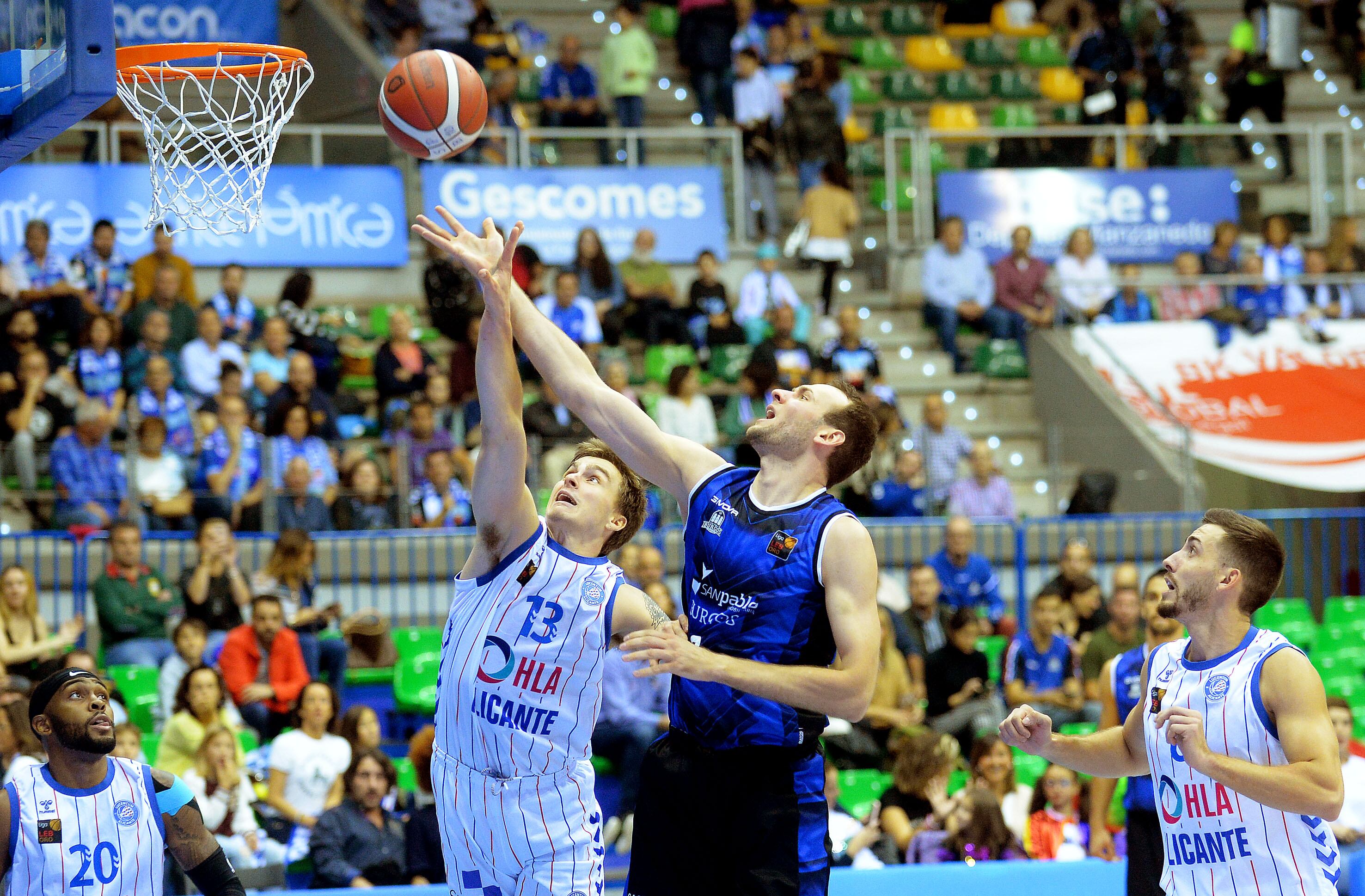 Berg pelea un balón en el Coliseum de Burgos (Tomás Alonso. San Pablo Burgos)