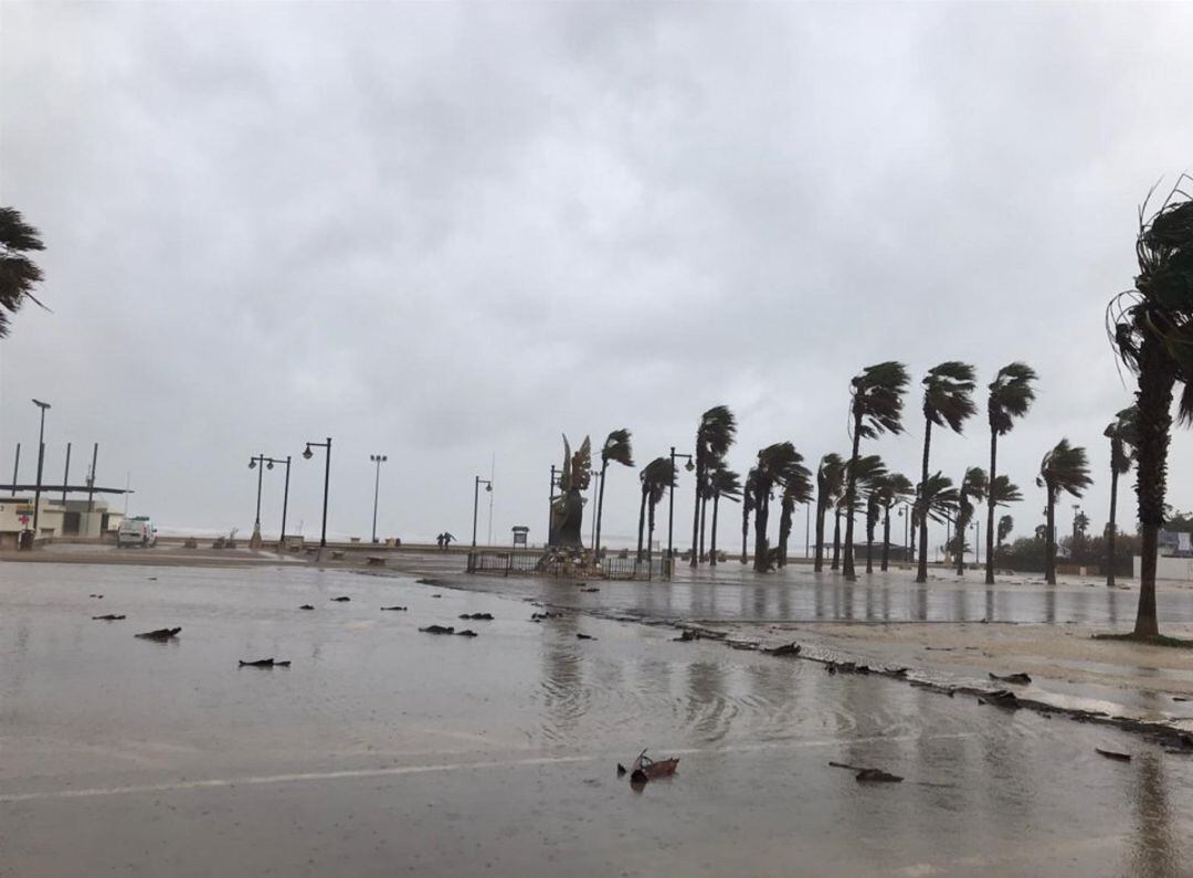 El paseo marítimo de València. en enero de 2020, durante el temporal Gloria