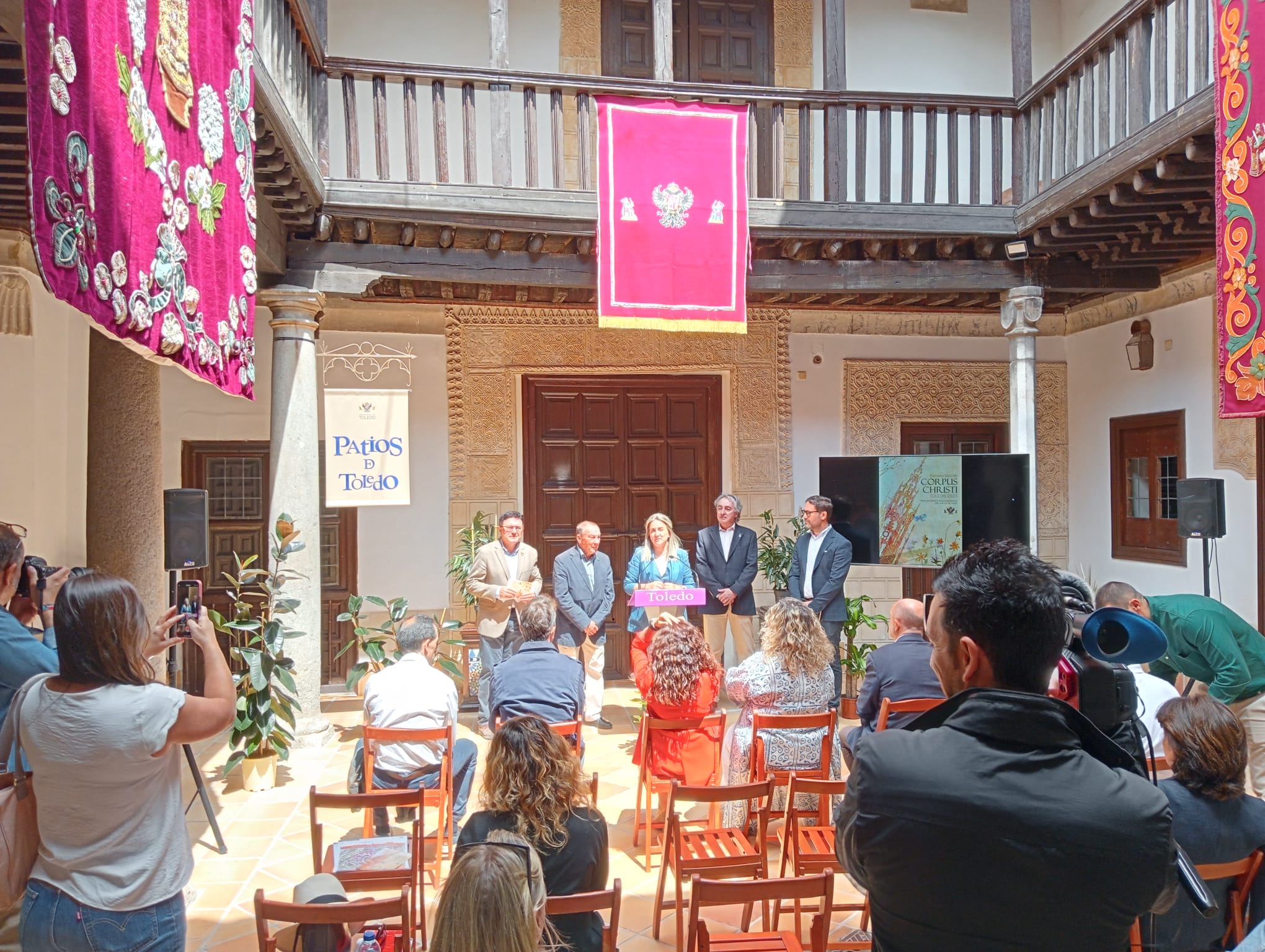 Presentación en el patio de la Casa de las Cadenas